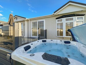 Outdoor spa tub - 2 bedroom accommodation in St Andrews (St Andrews)