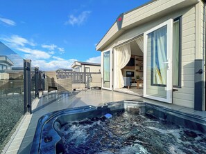 Outdoor spa tub - 2 bedroom accommodation in St Andrews (St Andrews)