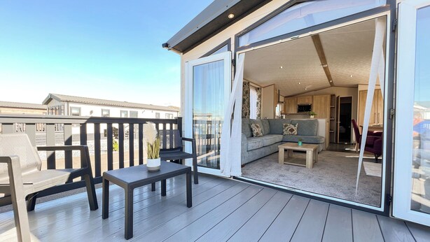 Un balcon avec un canapé, une table et des chaises.