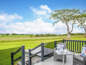 Outdoor dining - Great place to come and relax whilst only 5 minutes’ drive from St Andrews. (St Andrews)