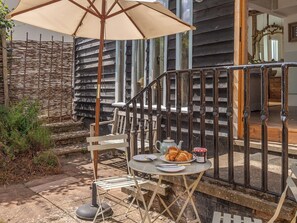 Outdoor dining - Indulge, retreat and relax within this Grade II listed thatch barn. (Buxhall)