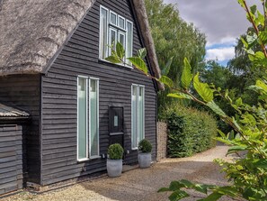 Exterior - Indulge, retreat and relax within this Grade II listed thatch barn. (Buxhall)