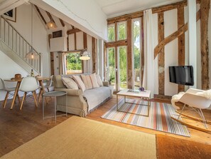 TV - Indulge, retreat and relax within this Grade II listed thatch barn. (Buxhall)