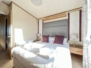 2 bedrooms, free WiFi - Gorgeous and sumptuous lodge set in over 100 acres of peaceful scenery. (Cameron, near St. Andrews)