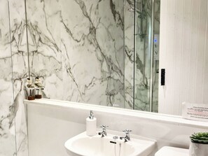 Towels - 1 bedroom accommodation in Wooton Fitzpaine, near Charmouth (Wooton Fitzpaine, near Charmouth)
