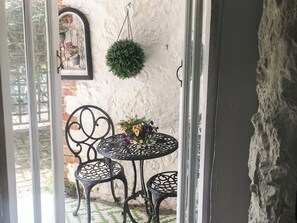 Interior - 1 bedroom accommodation in Wooton Fitzpaine, near Charmouth (Wooton Fitzpaine, near Charmouth)
