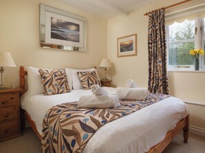2 bedrooms, free WiFi - A wonderful retreat for two couples or a family to enjoy. (Wooton Fitzpaine, near Charmouth)