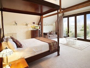 5 bedrooms, free WiFi - 5 bedroom accommodation in Wooton Fitzpaine, near Charmouth (Wooton Fitzpaine, near Charmouth)