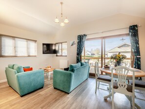 TV - A water’s edge setting in the heart of the Norfolk Broads National Park. (Brundall)