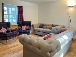 TV, fireplace - 4 bedroom accommodation in Newtonmore (Newtonmore)