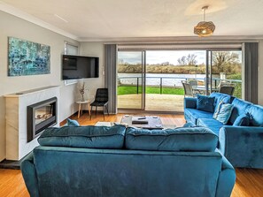 TV - A perfect waterside setting. (Brundall)