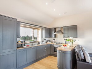 Dishwasher, high chair - Manawydan Cottage - UKC6124 (Pentraeth)