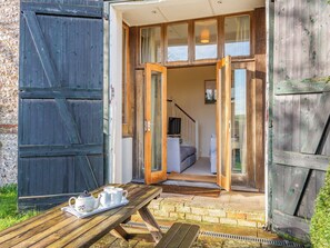 Outdoor dining - Beachy Barn - UKC6126 (East Dean)