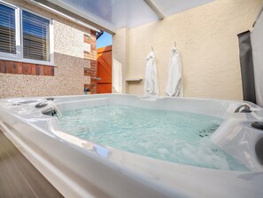 Outdoor spa tub - Pwyll Cottage - UKC6123 (Pentraeth)