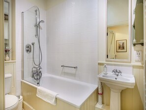 A bathroom with a bathtub, a shower, a sink, and a toilet. - Giddy Cottage - UKC6127 (East Dean)