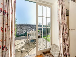 Interior - Little Scarlett - UKC6132 (East Dean)