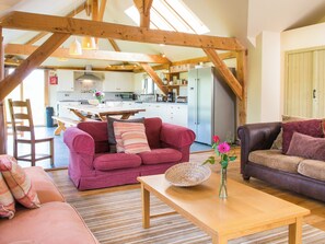 TV, fireplace - Corner Cottage-UKC6154 (Holbeton)