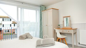 Una camera da letto con un letto, una scrivania e un armadio.
