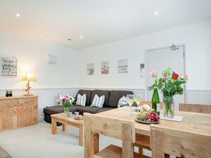 Dining - Anchors Away - UKC6170 (Paignton)