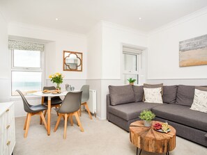 Dining - Turtle Beach - UKC6171 (Paignton)