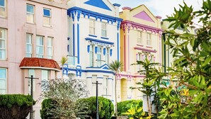 Una filera d'edificis acolorits amb estils arquitectònics diversos, incloent-hi un edifici amb la inscripció "Sunny Beach".