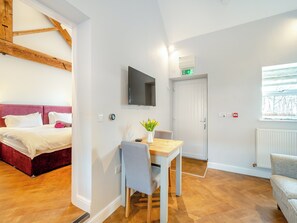 1 bedroom - 1 bedroom accommodation in Low Hunsley, Cottingham (Low Hunsley, Cottingham)