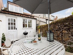 Outdoor dining - A lovely traditional brick and flint Norfolk cottage in a great location. (East Rudham, Near King&rsquo;s Lynn)
