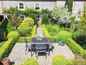 Outdoor dining - 2 bedroom accommodation in Stiffkey (Stiffkey)