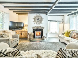 TV, fireplace - 2 bedroom accommodation in Milton Combe, near Yelverton (Milton Combe, near Yelverton)