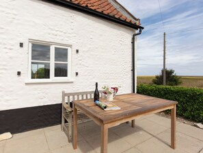 Outdoor dining - One-bedroom detached cottage with stunning sea views over the marshes. (Salthouse)