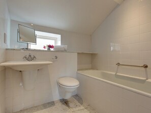 Ein Badezimmer mit Waschbecken, Toilette und Badewanne.