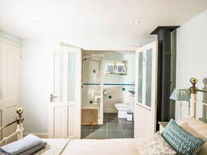2 bedrooms, free WiFi - A cute and characterful cottage in a charming coastal port. (Blakeney)