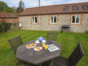 Outdoor dining - A cosy retreat with vaulted ceilings and open plan living space. (West Beckham)