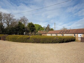 Property grounds - A cosy retreat with vaulted ceilings and open plan living space. (West Beckham)
