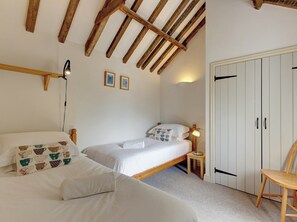 2 bedrooms, free WiFi - A cosy retreat with vaulted ceilings and open plan living space. (West Beckham)