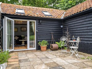 Outdoor dining - 1 bedroom accommodation in Hacheston, near Wickham Market (Hacheston, near Wickham Market)