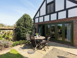 Outdoor dining - Open plan living accommodation with bi-fold doors. (West Beckham)