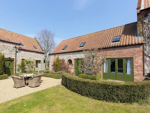 Outdoor dining - Open plan living accommodation with bi-fold doors. (West Beckham)