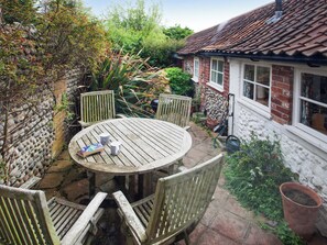 Outdoor dining - Honey Barrell Cottage (Stiffkey)