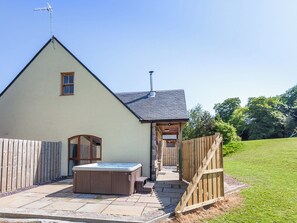 Outdoor spa tub - Beech Cottage - UKC6252 (Linlithgow)