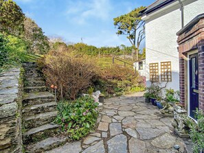 Property grounds - 4 bedroom accommodation in Borth Y Guest, near Porthmadog (Borth Y Guest, near Porthmadog)