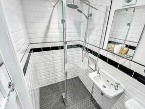 Bathroom - 4 bedroom accommodation in Borth Y Guest, near Porthmadog (Borth Y Guest, near Porthmadog)