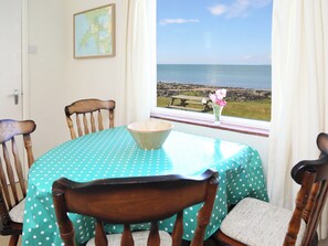 Dining - 2 bedroom accommodation in Llandanwg (Llandanwg)