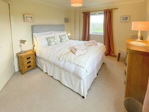 4 bedrooms, free WiFi - 4 bedroom accommodation in Craignish, near Ardfern (Craignish, near Ardfern)