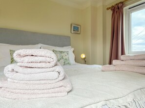 4 bedrooms, free WiFi - 4 bedroom accommodation in Craignish, near Ardfern (Craignish, near Ardfern)