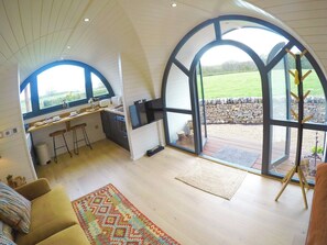 TV - 1 bedroom accommodation in Dronfield (Dronfield)