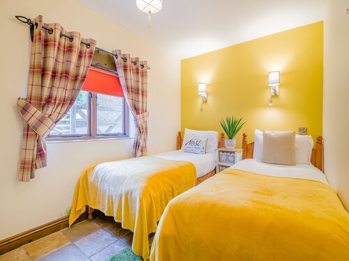 6 bedroom accommodation in Weston-super-Mare