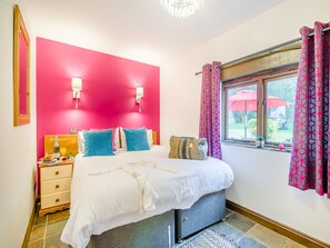 6 bedrooms, free WiFi - 6 bedroom accommodation in Weston-super-Mare (Weston-super-Mare)