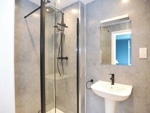 Towels - Bailey Studio Apartment - UKC6337 (Cheltenham)