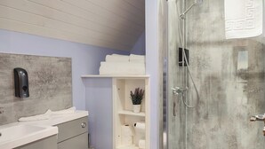 Un bagno con il water, un lavandino e una doccia.
